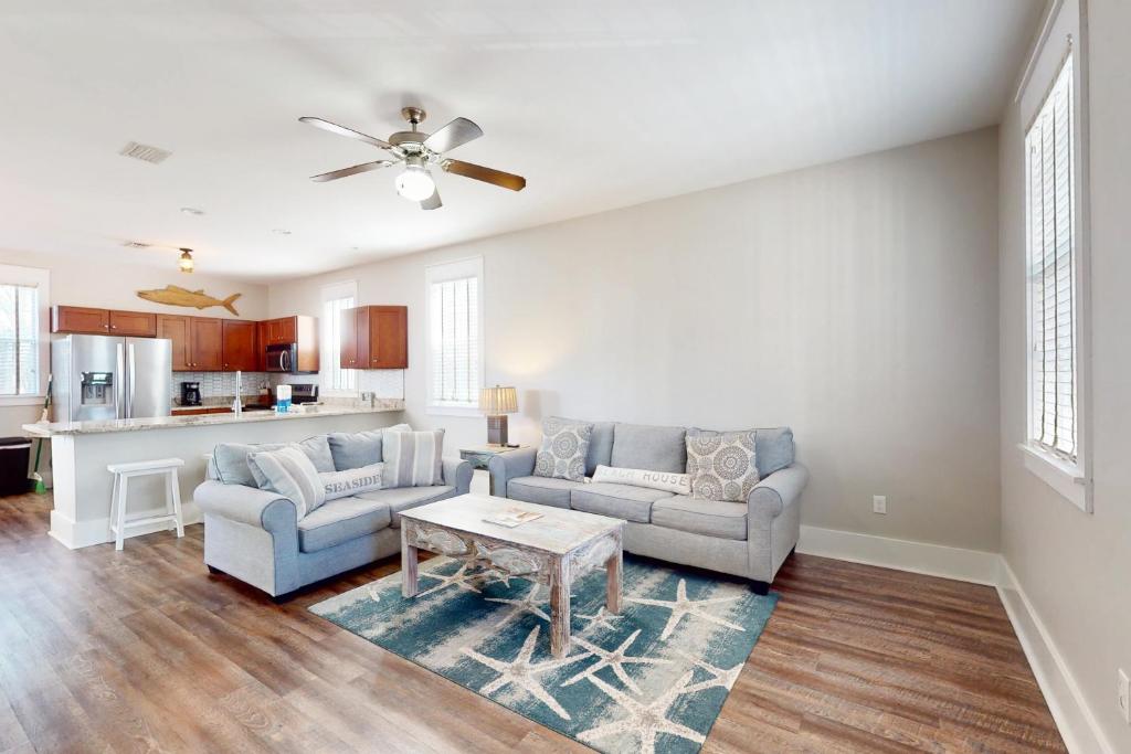 un salon avec deux canapés et une table dans l'établissement Barefoot Cottages #B48, à Highland View