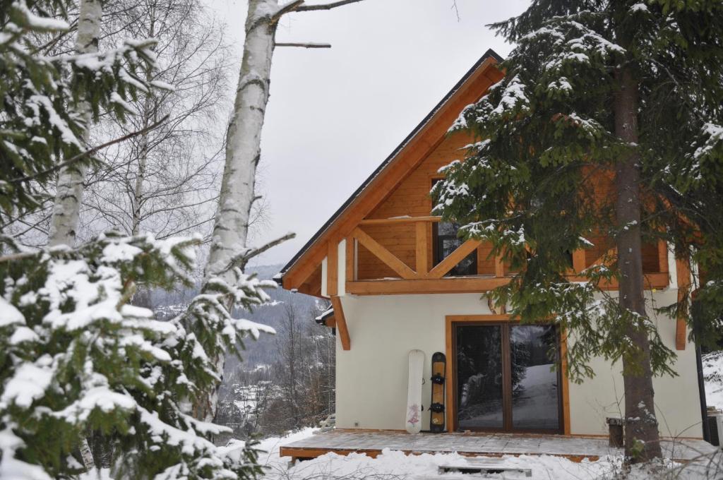 eine Hütte im Wald im Schnee in der Unterkunft Cataleya Rajcza in Rajcza