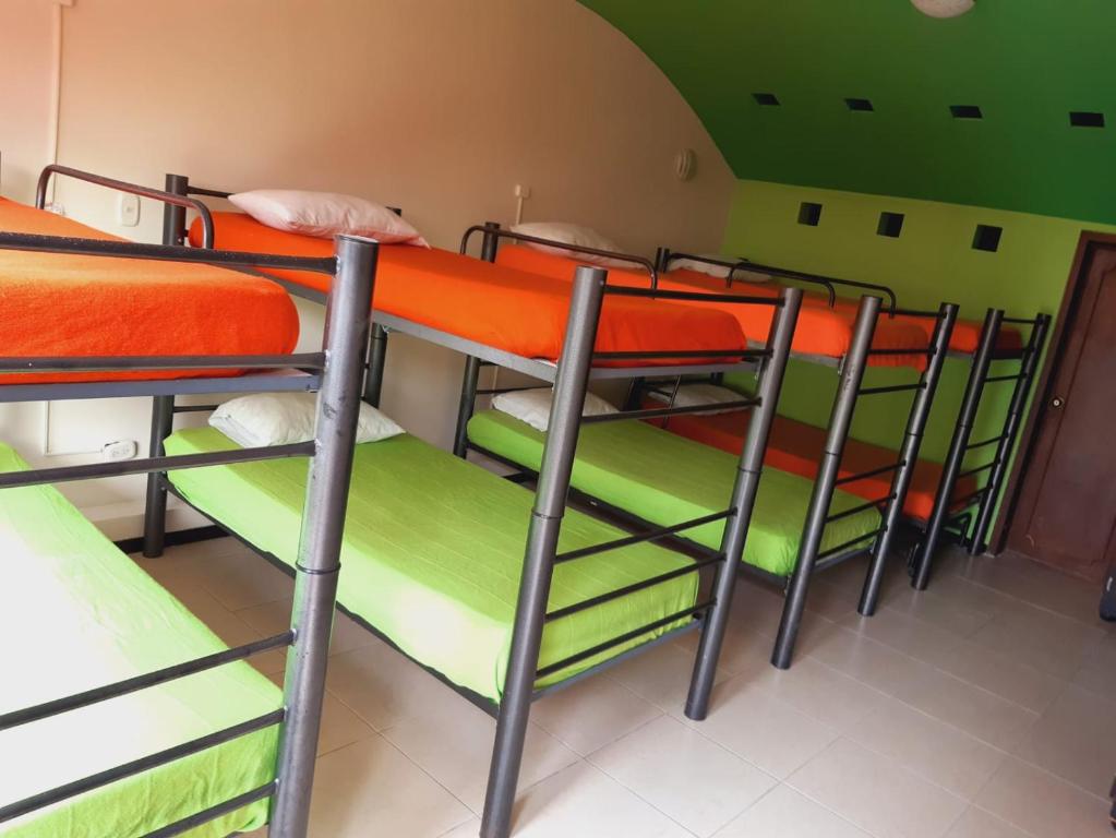 Postel nebo postele na pokoji v ubytování Ayenda Mountain Hostels Manizales