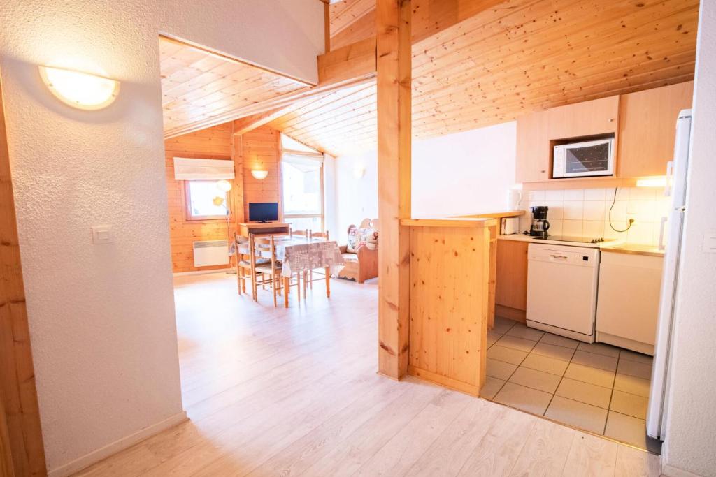 Cette chambre comprend une cuisine et une salle à manger. dans l'établissement Le Chalet Le Grand Air - CHALET LE GRAND AIR - APT03 MAE-9057, à Villarodin-Bourget