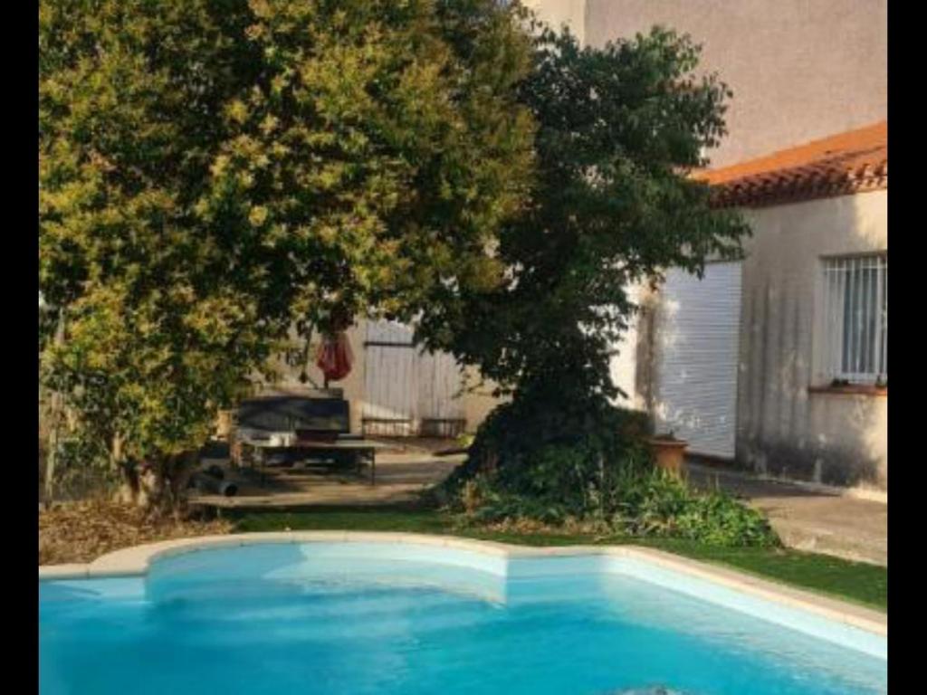 สระว่ายน้ำที่อยู่ใกล้ ๆ หรือใน Chambre double avec piscine proche de Perpignan