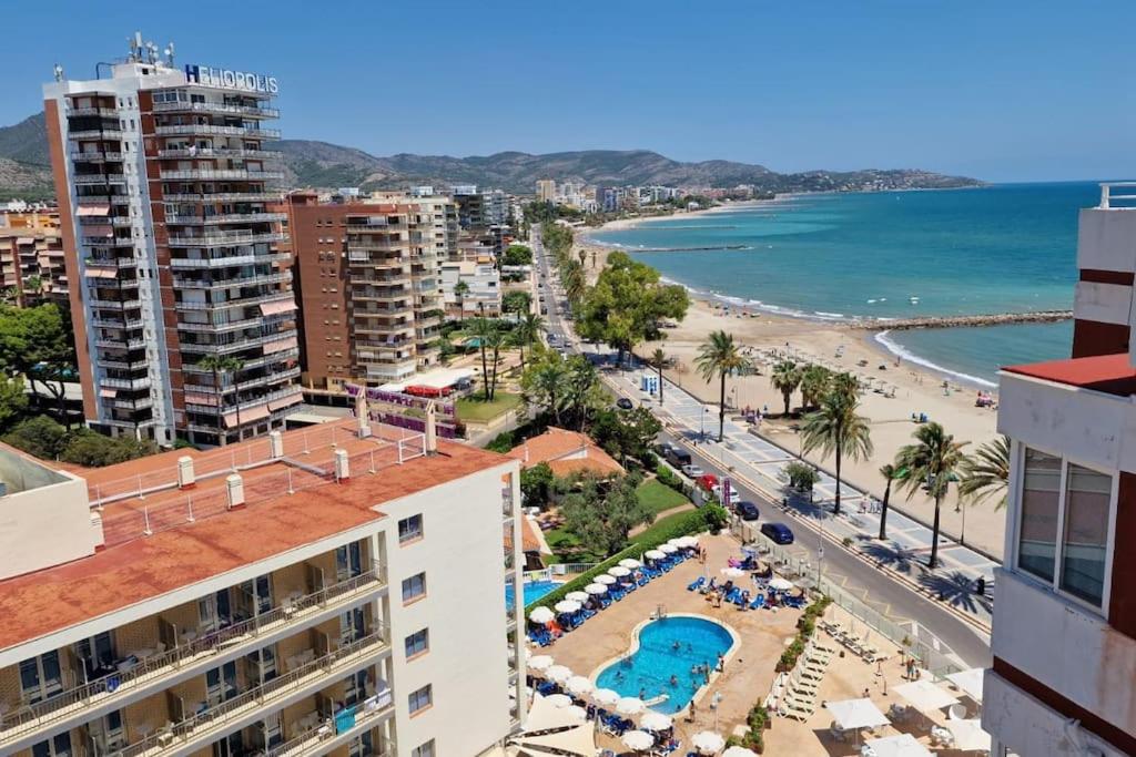 Blick auf den Strand und das Meer von einem Gebäude in der Unterkunft Apartamento dos habitaciones, frente a la playa, in Benicàssim