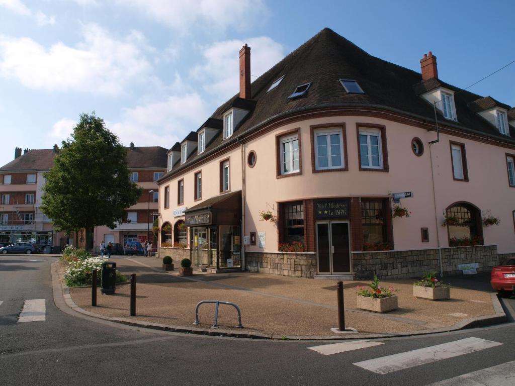 a building on the corner of a street at Hôtel Moderne in Gisors