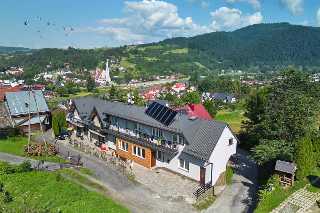 Vue aérienne d'une maison sur une colline dans l'établissement Pokoje u Hryców, à Krościenko nad Dunajcem