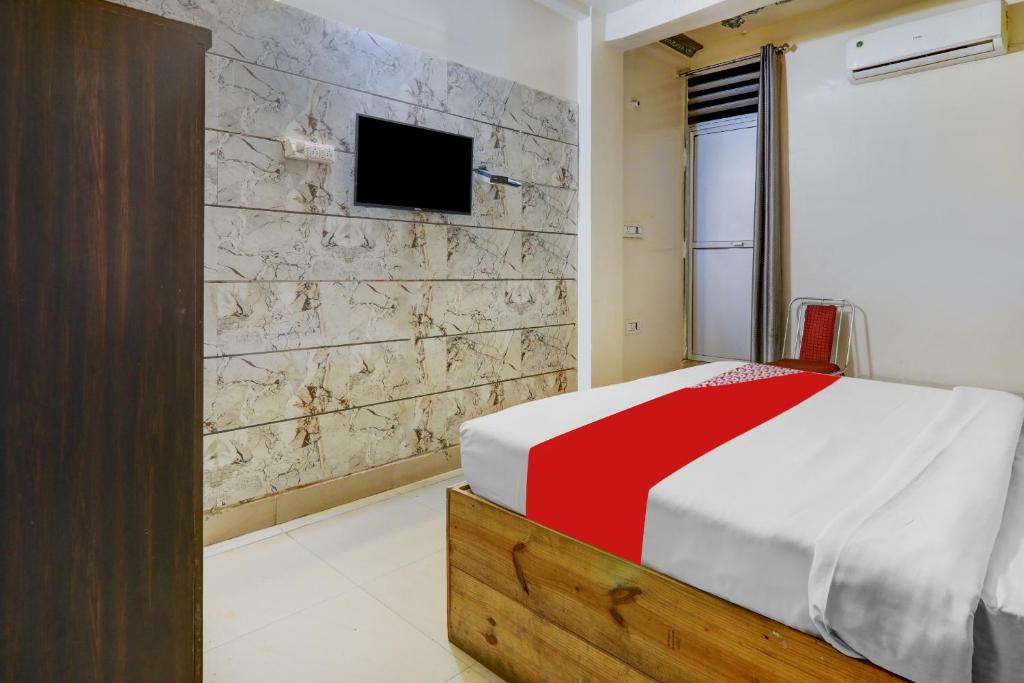 Tempat tidur dalam kamar di Flagship Hotel Ss Palace Near Indira Nagar Metro Station