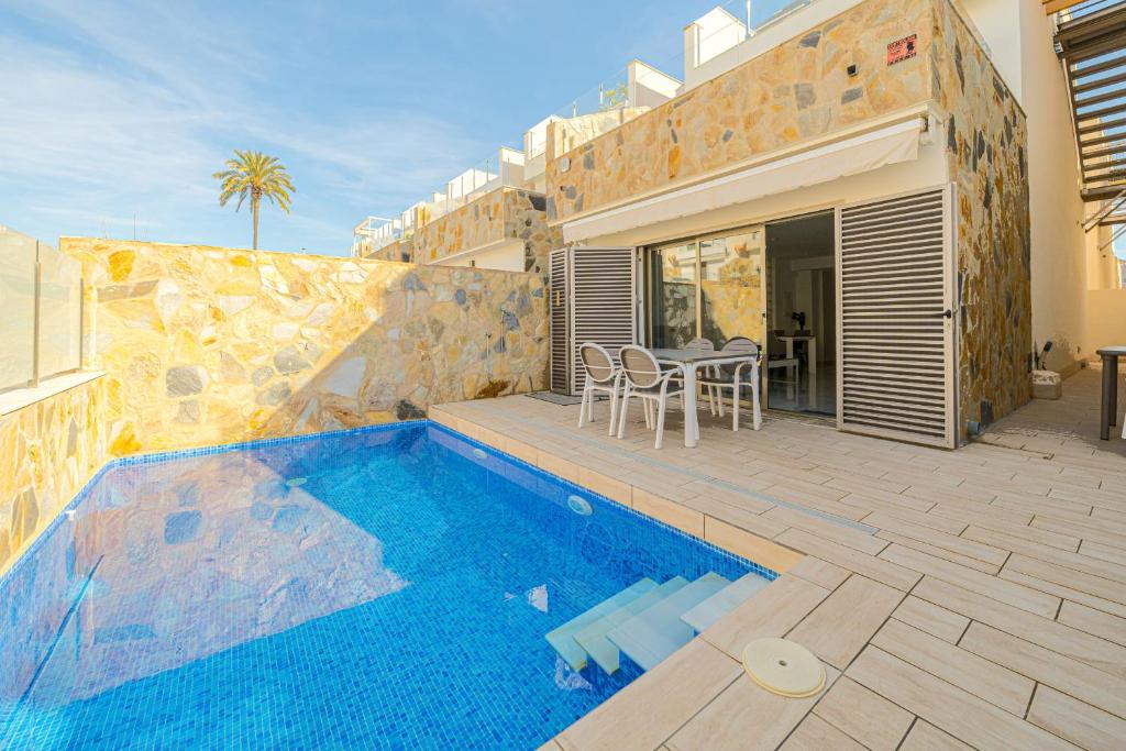una villa con piscina y patio en Casa Catalina, en Los Alcázares