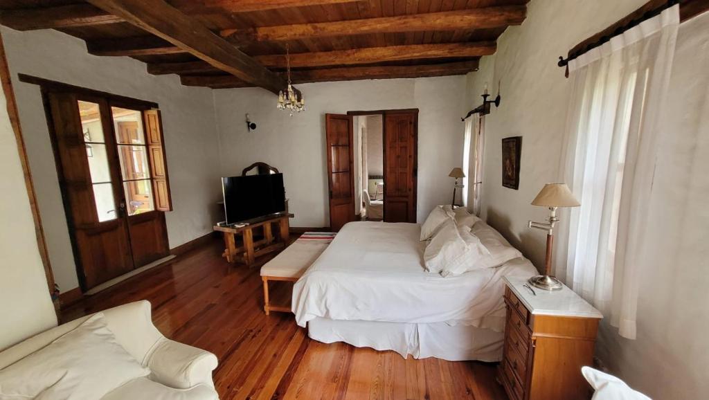 ein Schlafzimmer mit 2 Betten und einem TV. in der Unterkunft Casa Maca in Mendoza