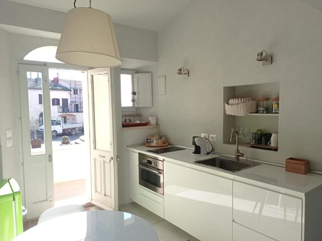 - une cuisine blanche avec évier et cuisinière dans l'établissement Casa Verde, à Cana