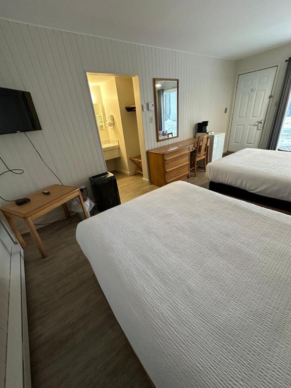 Postel nebo postele na pokoji v ubytování Motel Carleton Sur Mer