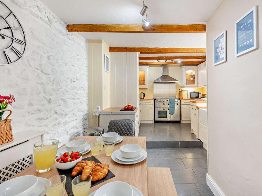 d'une cuisine et d'une salle à manger avec une table à manger. dans l'établissement 2 Bed in Brixham 93256, à Brixham