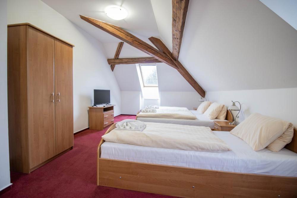 Postel nebo postele na pokoji v ubytování Hotel Zámeček Raspenava