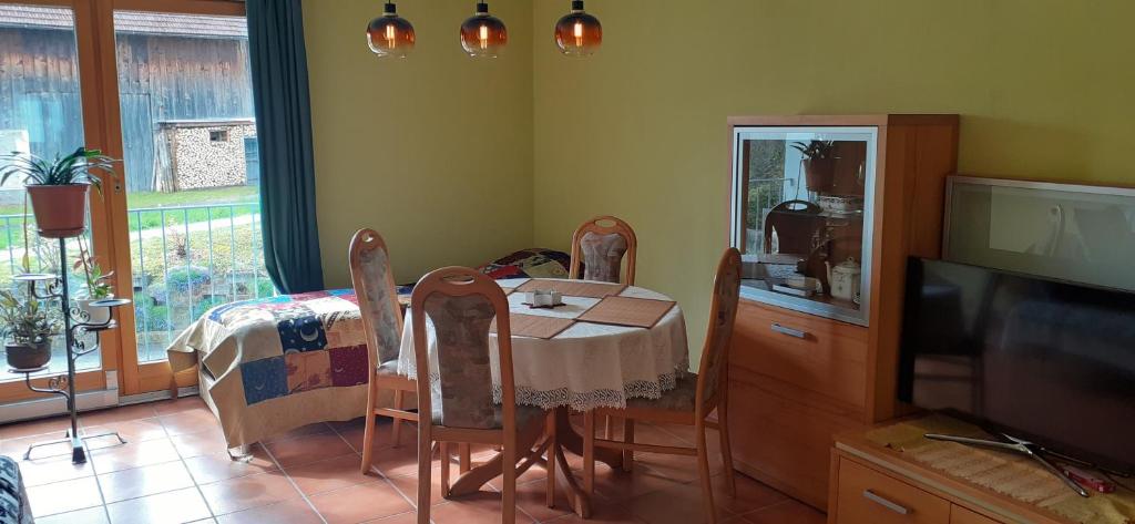 een eetkamer met een tafel en een televisie bij Room in Charmant apartment Wangs in Wangs