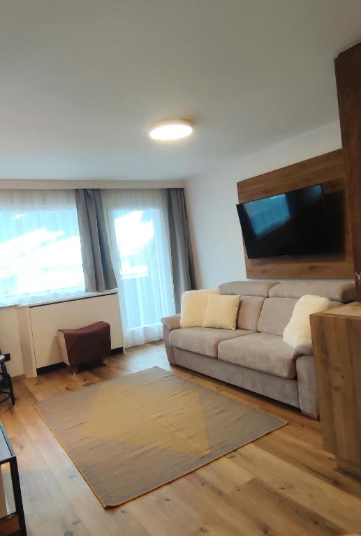 Televízia a/alebo spoločenská miestnosť v ubytovaní Next to Zwölferkogel include Jokercard
