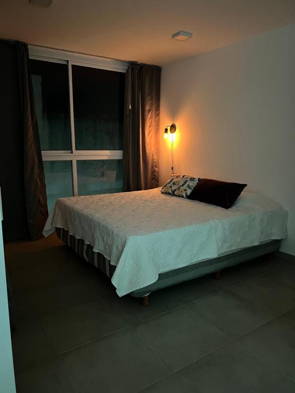 um quarto com uma cama grande e uma janela em Millenium Villa Maria-cba em Villa María