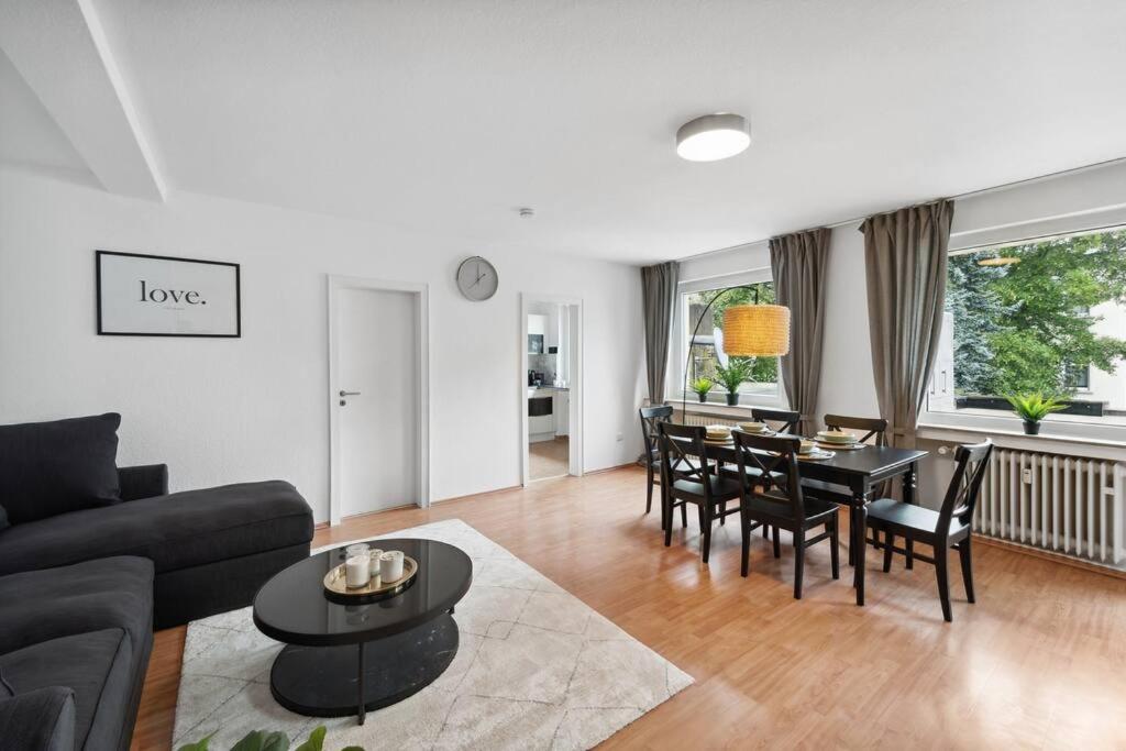 - un salon avec un canapé et une table dans l'établissement Modernes 3 Zimmer Apartment mit Balkon, à Wuppertal