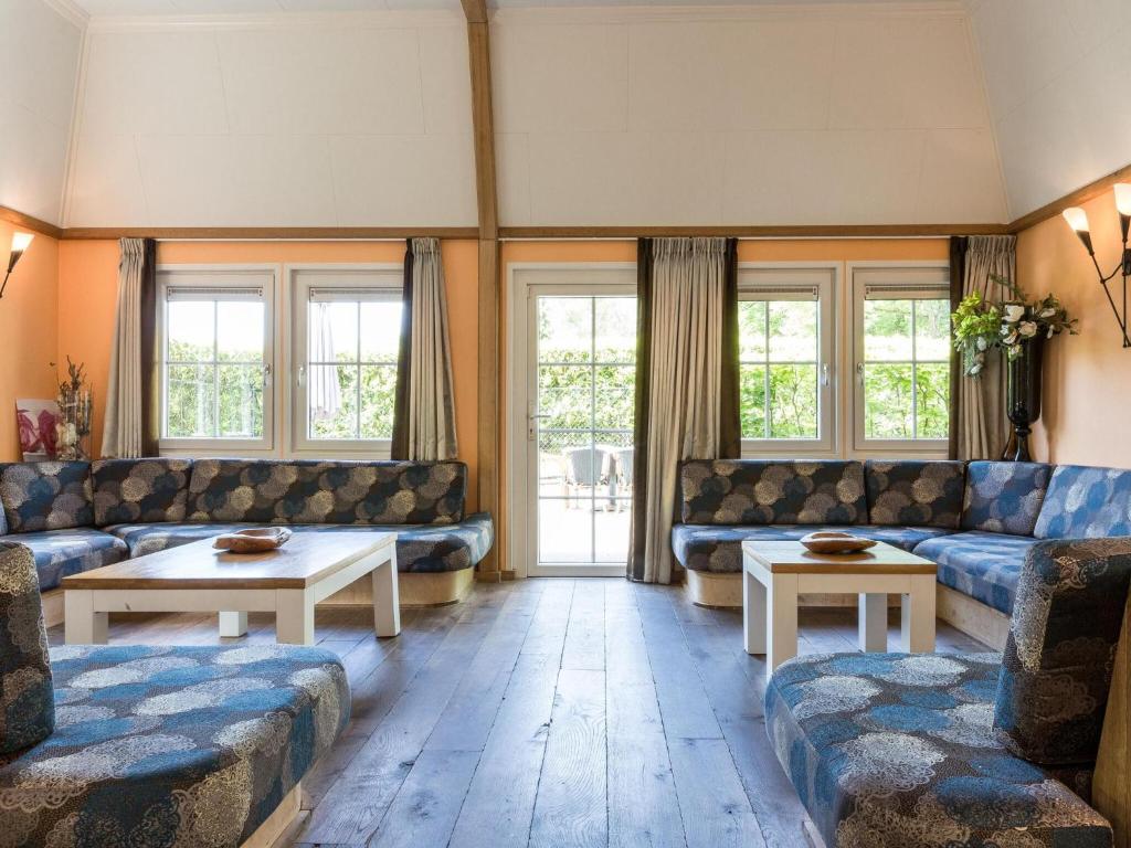 Χώρος καθιστικού στο Castle Stay in De Eese with Royal Interiors
