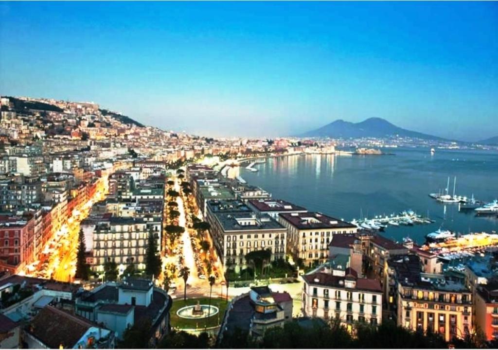 - Vistas a una ciudad con agua y barcos en Mergellina Relais 70- Casa vacanze Napoli, en Nápoles