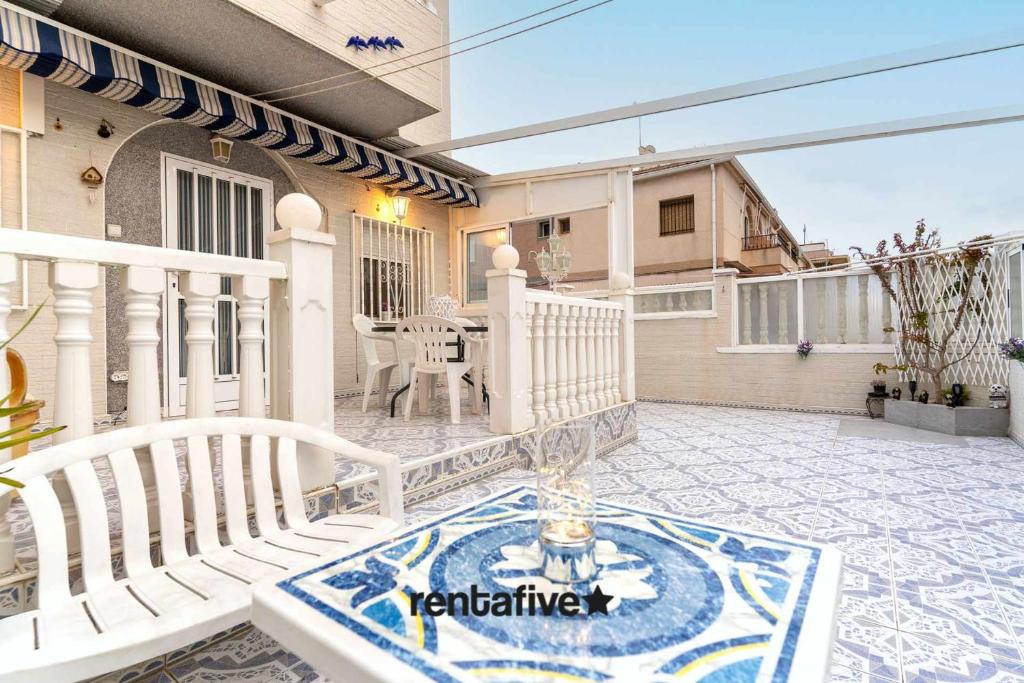 uma varanda de uma casa com uma mesa em rentafive Nuevo AA Admite Perros Barbacoa em Santa Pola
