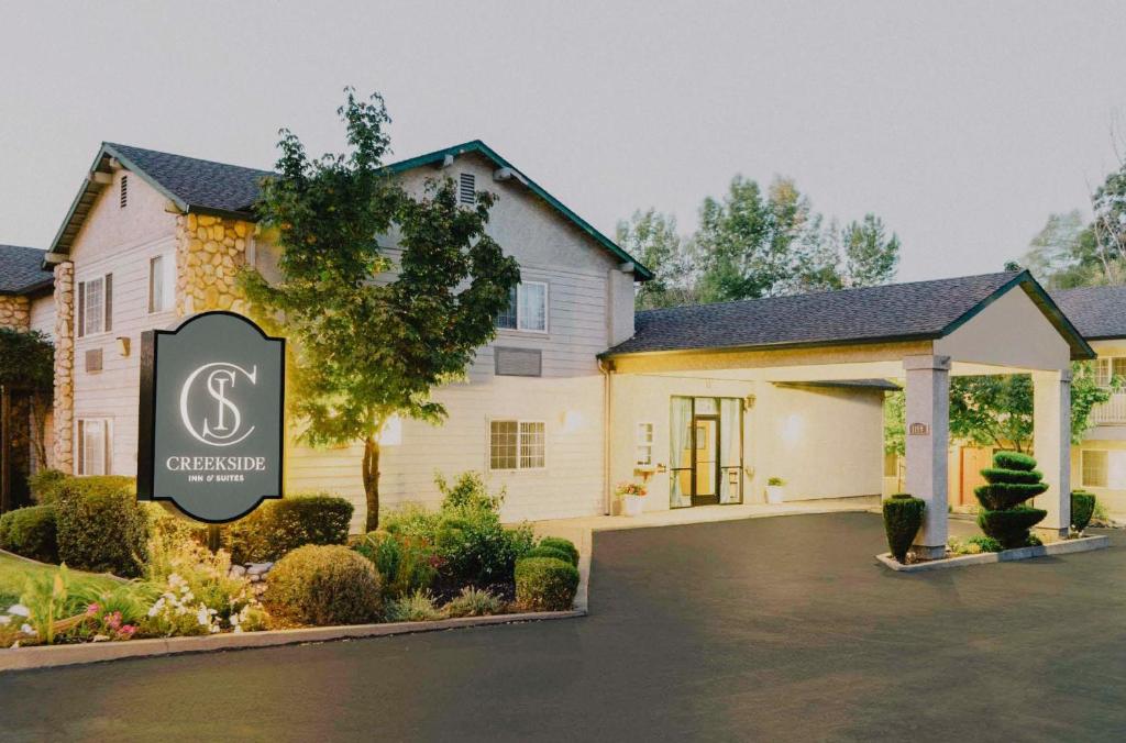 a building with a sign in front of it at Creekside Inn & Suites in Willits