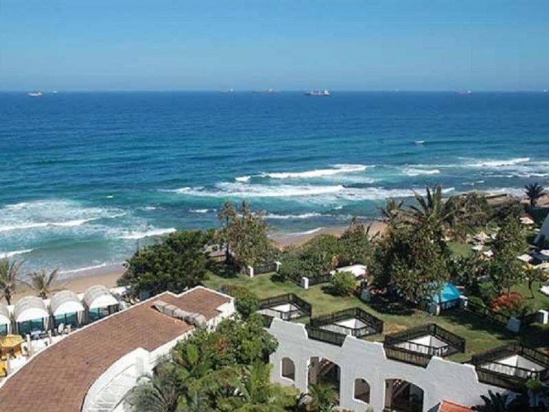 una vista aérea de la playa y el océano en Cabana Beach Resort, en Durban