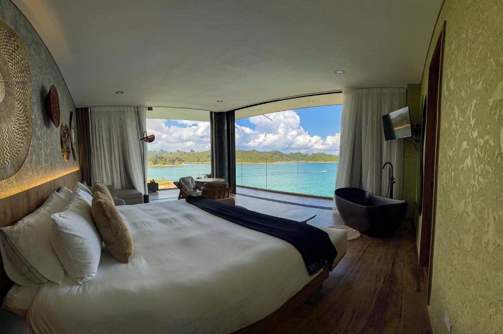 Postel nebo postele na pokoji v ubytování Vivanti Resort