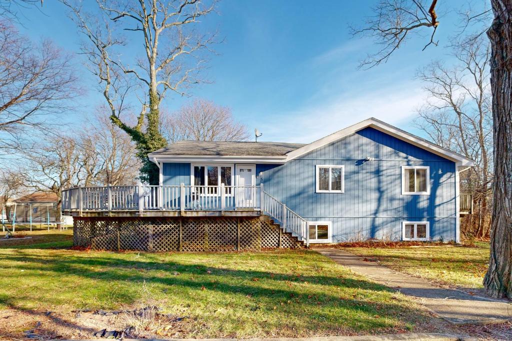 una casa azul con porche y patio en Frazier Circle, Unit 2, en Oak Bluffs