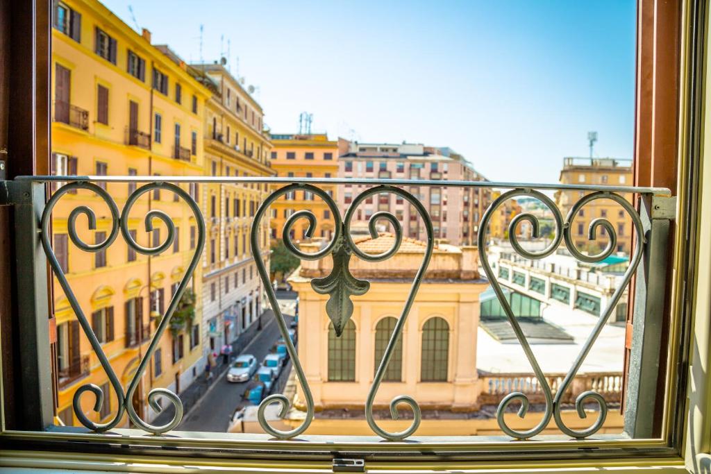ローマにあるSt. Peter Central Rooms B&Bの窓から市街の景色を望めます。