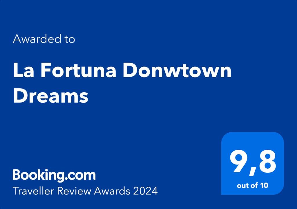 een blauwe rechthoek met de woorden la torina binnenstad dromen bij La Fortuna Donwtown Dreams in Fortuna