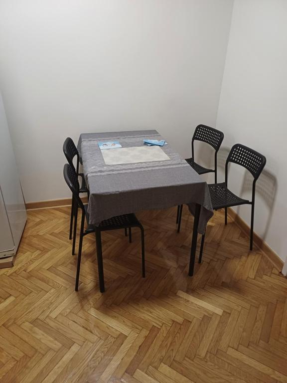 een tafel met twee stoelen en een tafelkleed erop bij Stan na dan Beograd-Banjica in Kanarevo Brdo