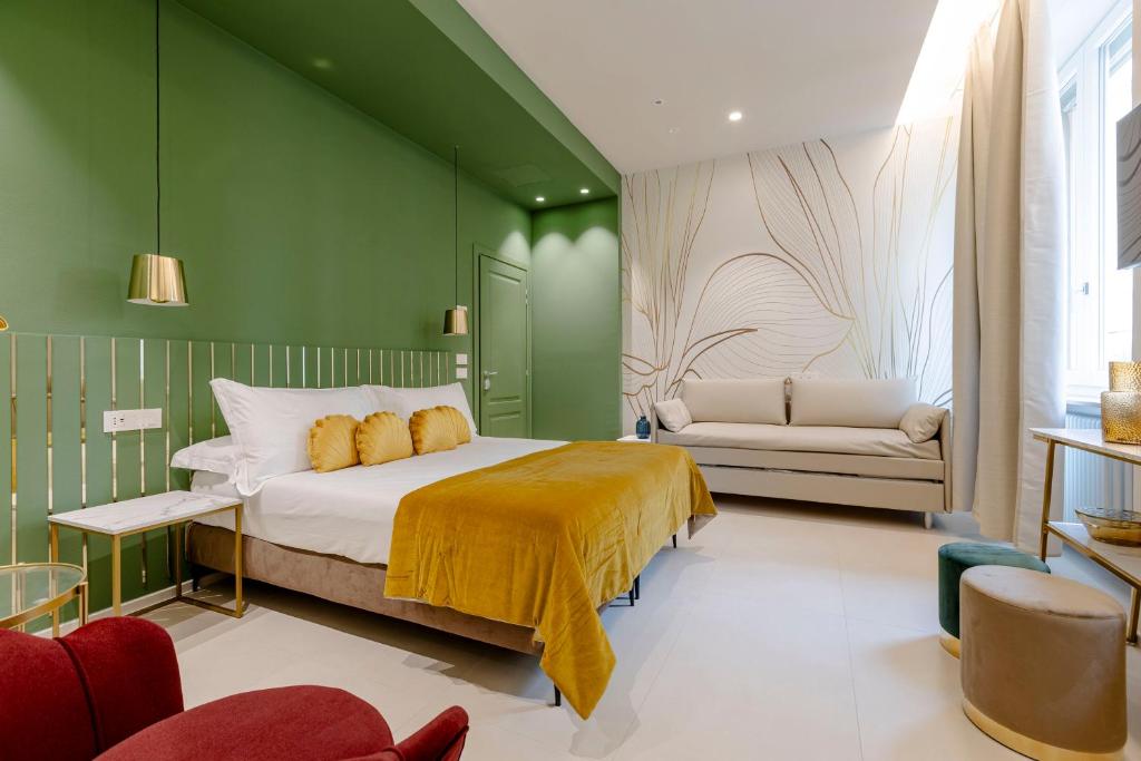- une chambre verte avec un lit et un canapé dans l'établissement FLORENCE SEASONS B&B, à Florence