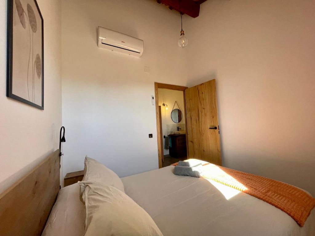 A bed or beds in a room at Mas de Melonet Delta del Ebro