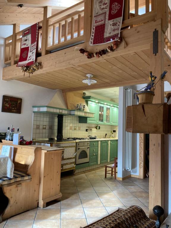 eine Küche mit grünen Schränken und einem Herd Top-Backofen in der Unterkunft Dolomiten Dream House in Ziano di Fiemme