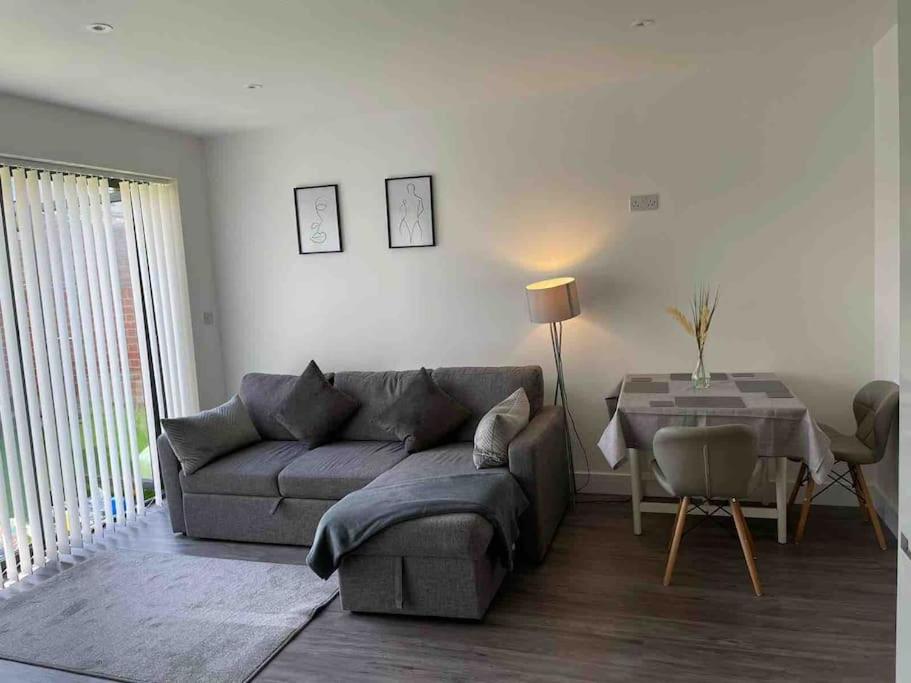 een woonkamer met een bank en een tafel bij Stylish & modern, Private 2 bedroom apartment in Bristol