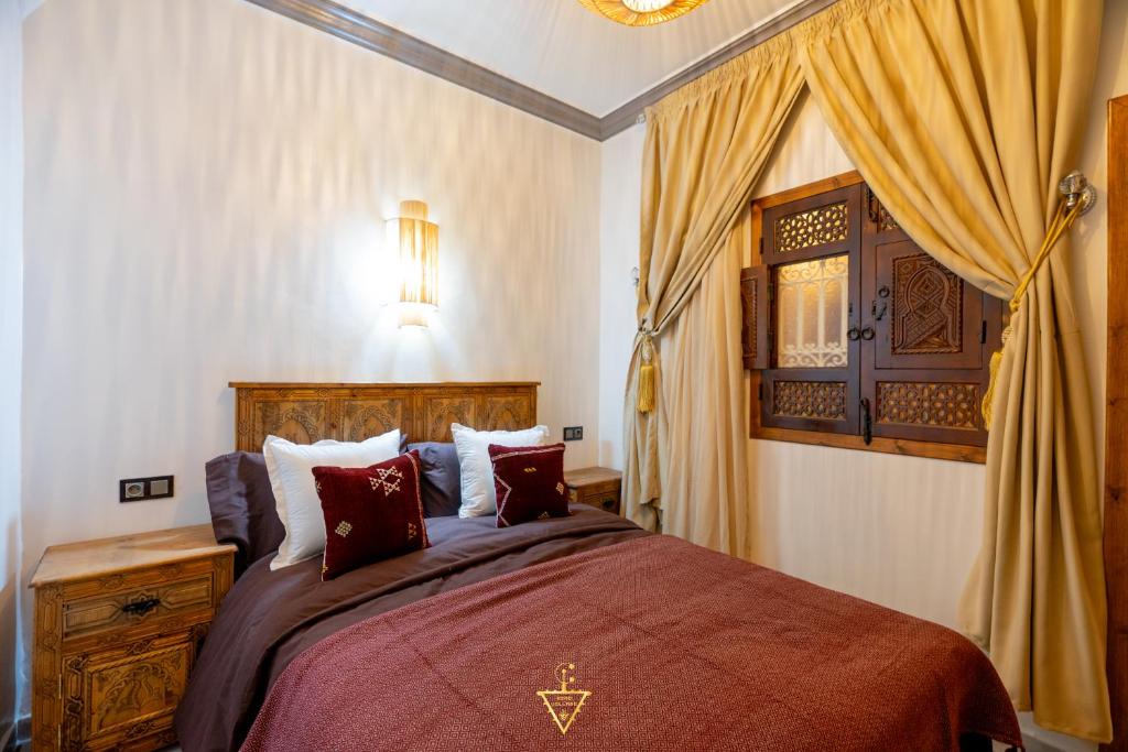 una camera con un grande letto e una finestra di Riad Village a Imlil