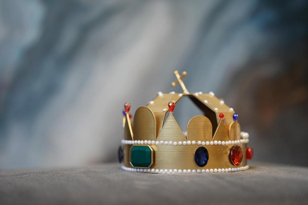 a golden crown sitting on top of a table at Szent István koronája in Esztergom