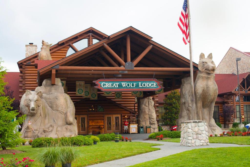 een blokhut met een bord waarop staat "Great Wolf Lodge" bij Great Wolf Lodge Williamsburg in Williamsburg