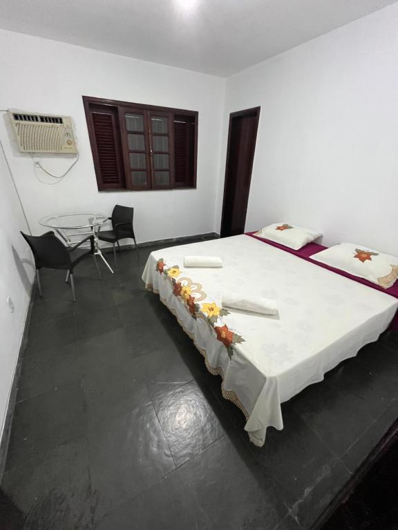 En eller flere senge i et værelse på Hostel e Restaurante Dona Lu
