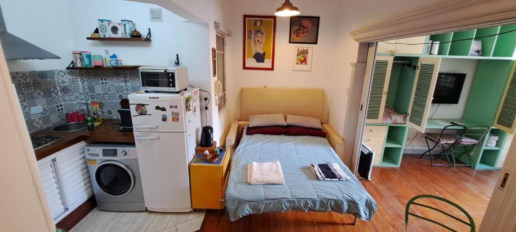 Habitación pequeña con cama pequeña en la cocina en Departamento completo amplio en Recoleta - Dos ambientes en Buenos Aires
