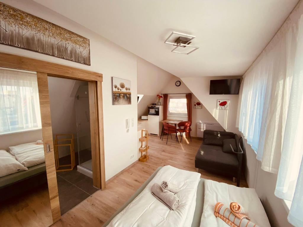 um quarto com uma cama e uma sala de estar em Ferienwohnung Piroschka 3 em Gunzenhausen