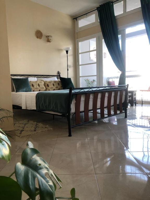 1 dormitorio con 1 cama grande en una habitación en Appart Alhambra, en Rabat