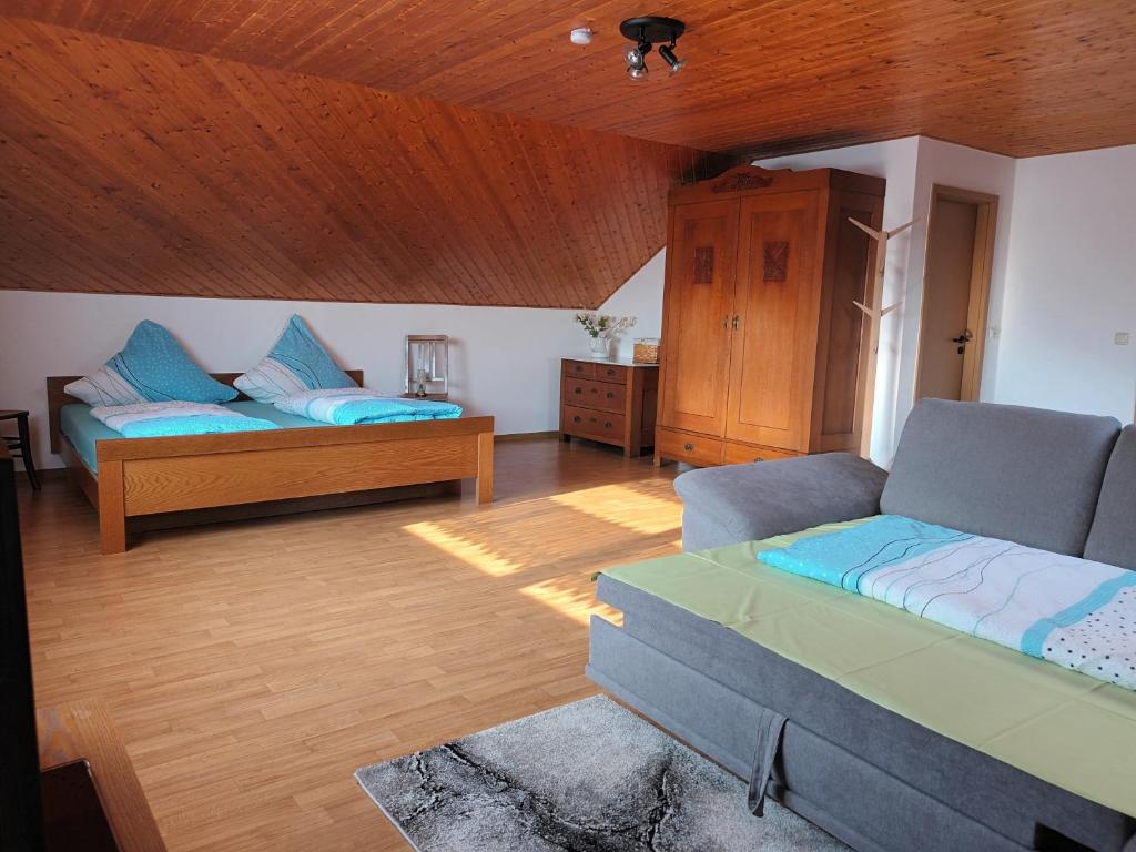 Kinheim的住宿－Gästehaus A21，一间带两张床和一张沙发的客厅