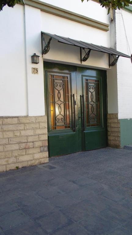 un par de puertas en el lateral de un edificio en Albergue Casa Elena en San Miguel de Tucumán
