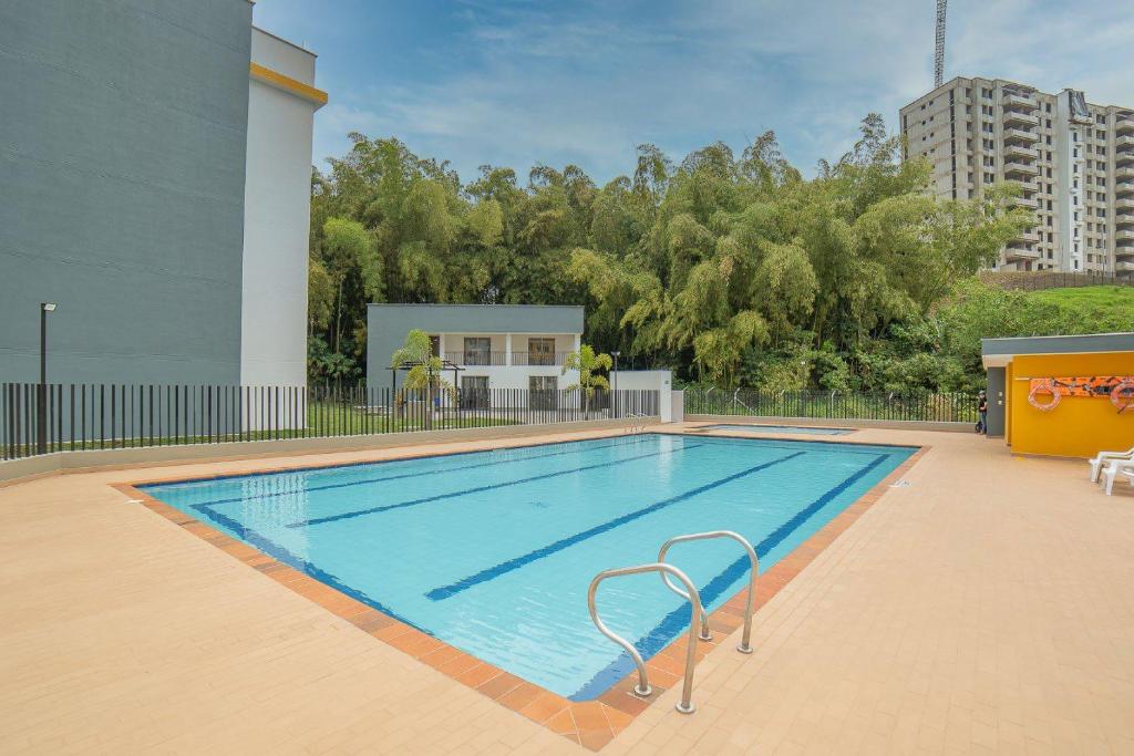 a large swimming pool in the middle of a building at Moderno apartamento primer piso in Dosquebradas