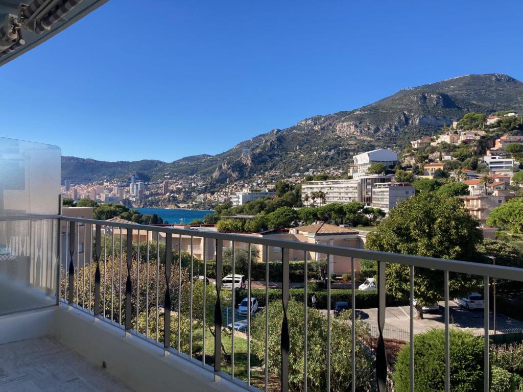 Elle comprend un balcon offrant une vue sur la ville et les montagnes. dans l'établissement Studio vue mer, 10 min de Monaco !, à Roquebrune-Cap-Martin