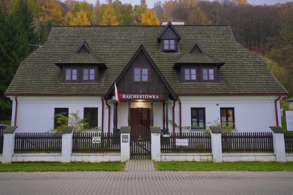 ein großes Haus mit einem Zaun davor in der Unterkunft Rajchertówka in Kazimierz Dolny