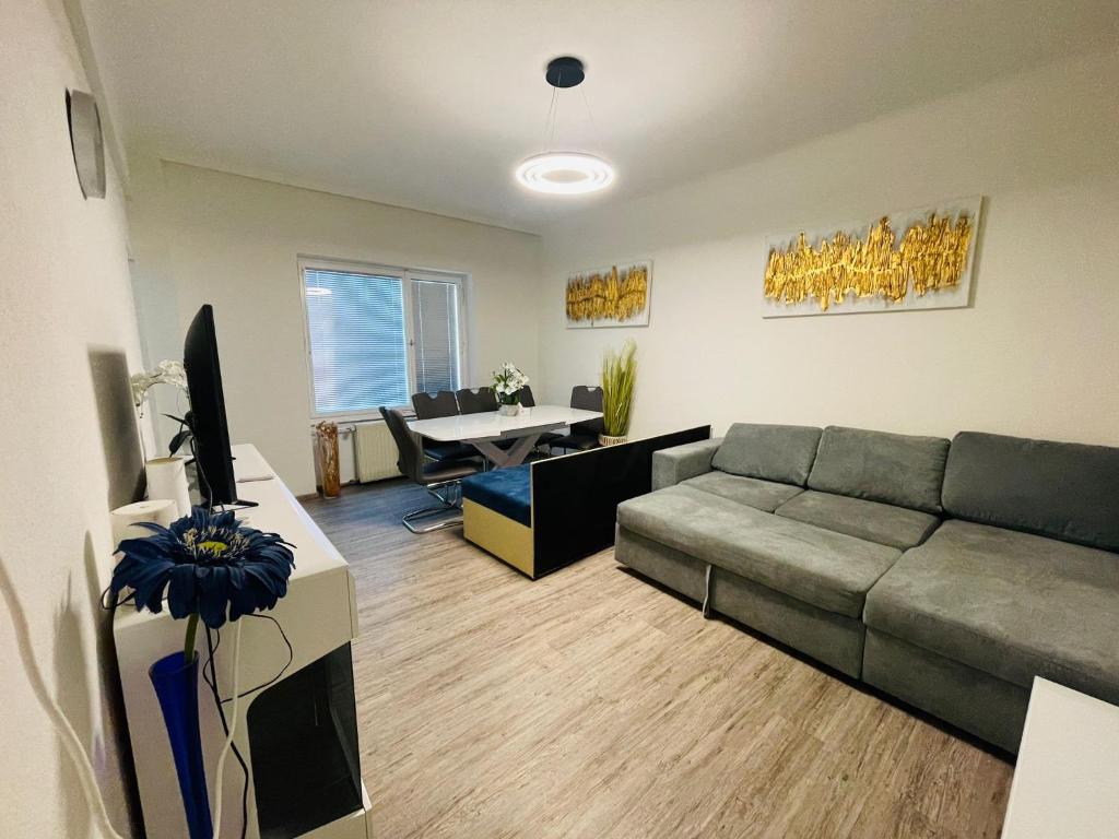 sala de estar con sofá y mesa en Evido Apartments en Salzburgo