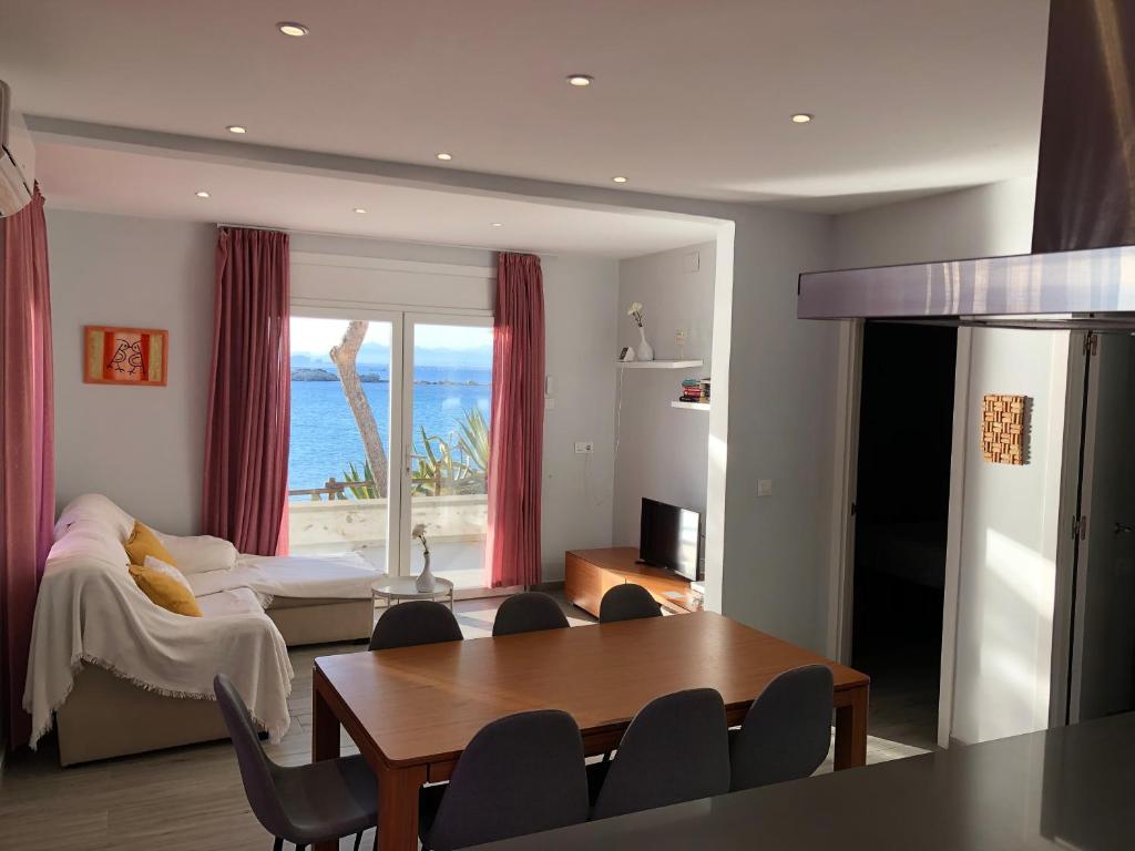 een woonkamer met een bank en een tafel bij Veuràs el Mar - Almadrava Beach House in Roses