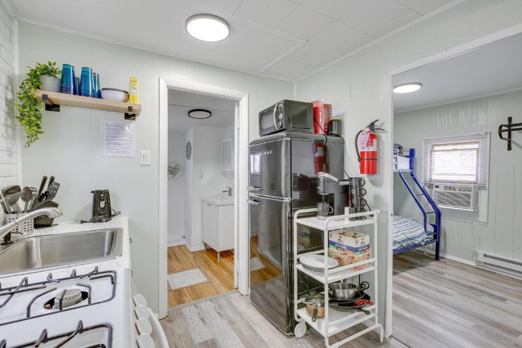 - une cuisine avec un réfrigérateur en acier inoxydable à côté d'un évier dans l'établissement Cozy Wildwood Apartment Near Pier and Beach!, à Wildwood