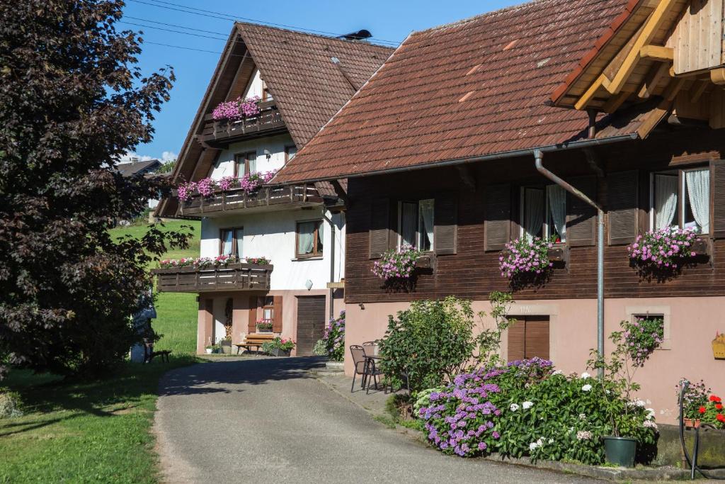 una casa con flores en los balcones y una calle en Kornbauernhof, en Oberharmersbach
