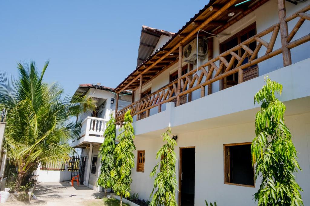 圣安特罗Cabañas en San Antero Bambumar2的前面有树的建筑物